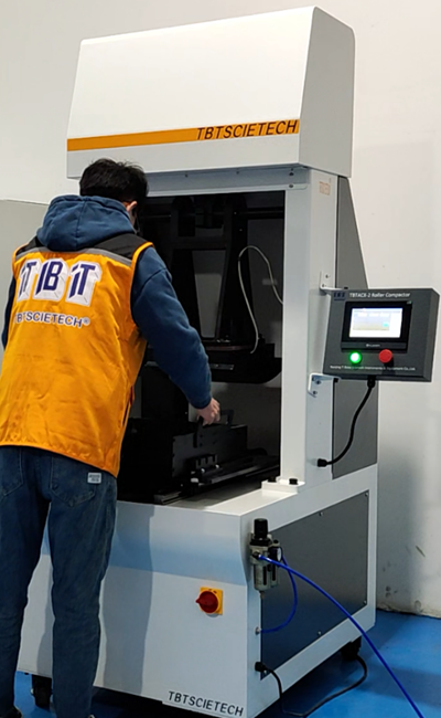 Работа оператора с роликовым уплотнителем TBTACX-2
