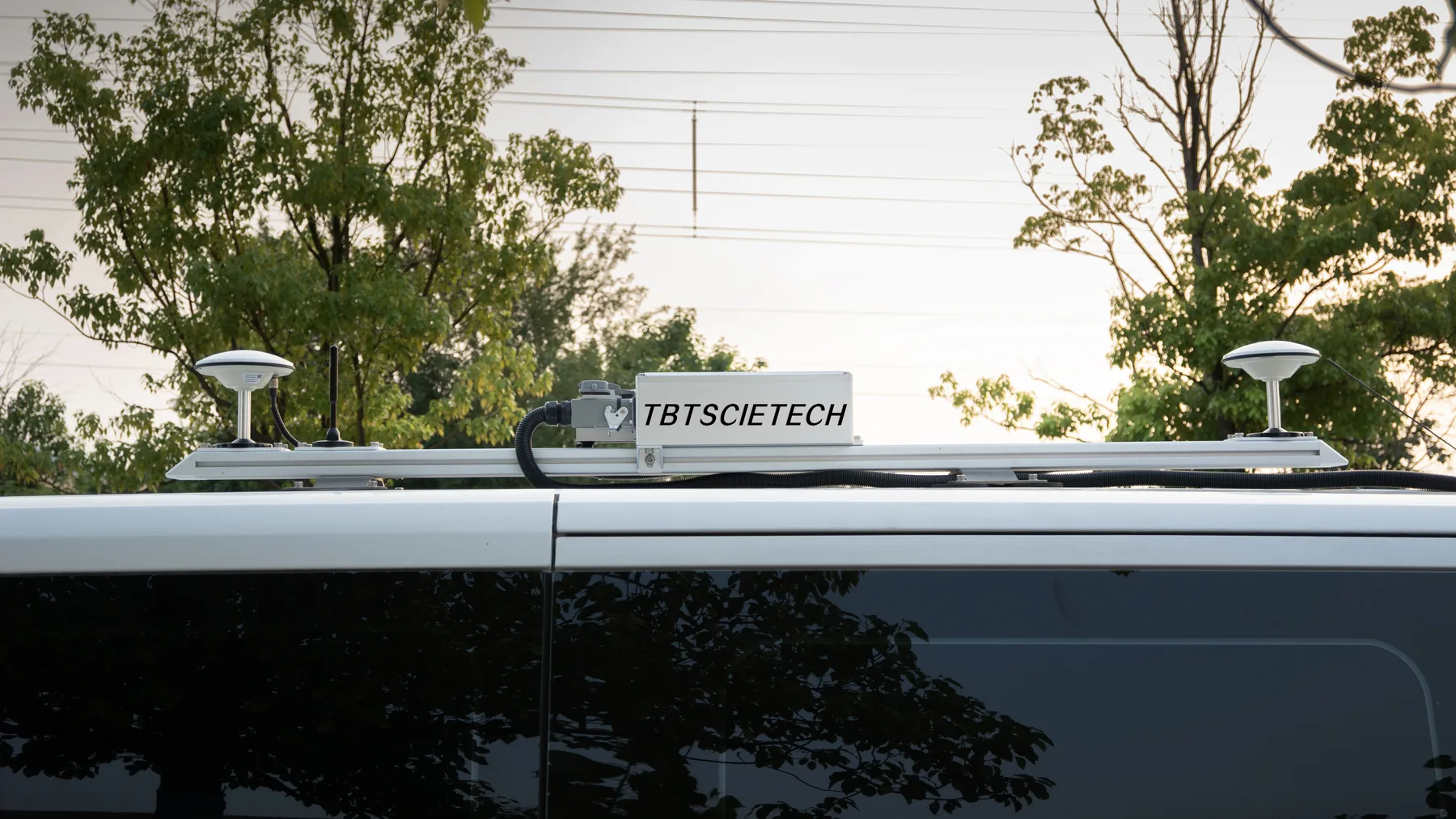 Двухантенная GNSS система TBTGPDS-2 на крыше автомобиля